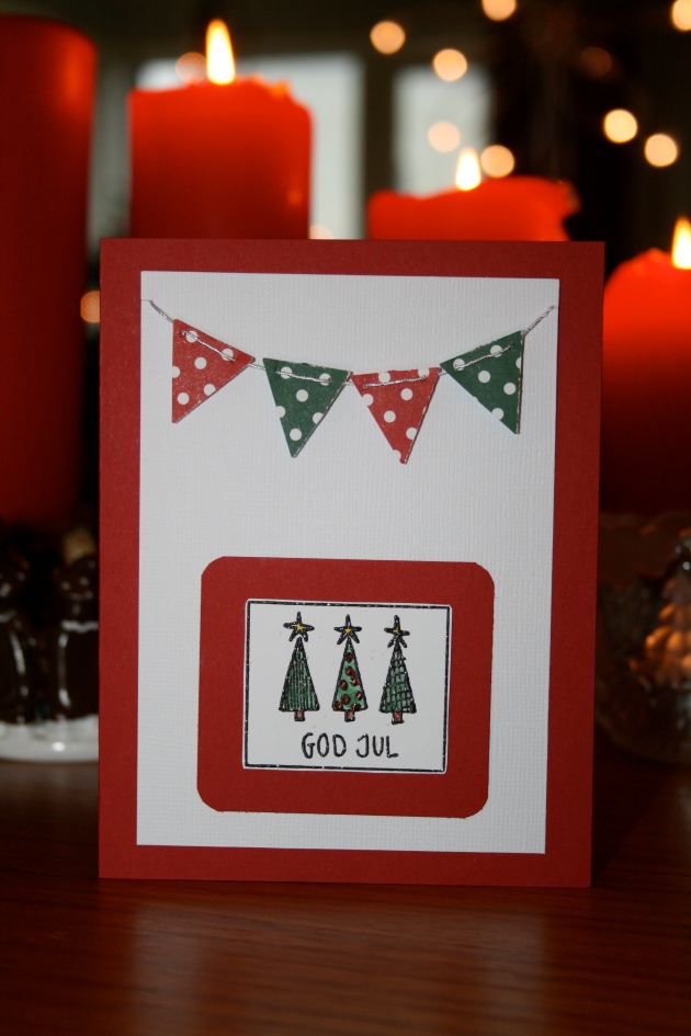 Julkort 2013 - rött kort med tre granar och vimpel