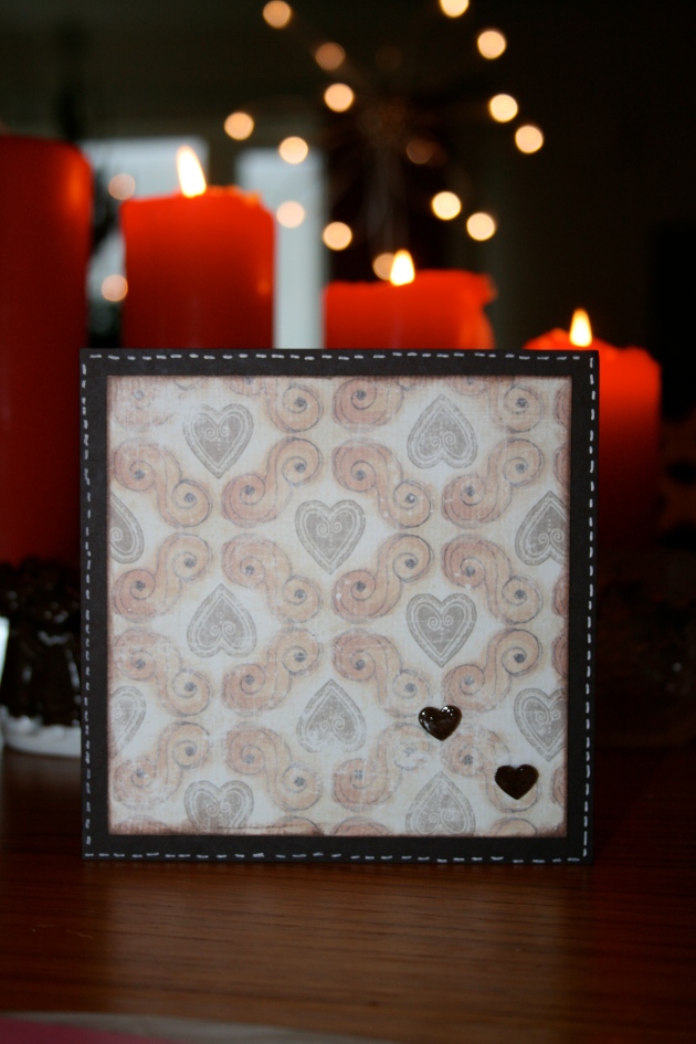 Julkort 2013 - brunt kort, lussekatter o pepparkakor med två hjärtan