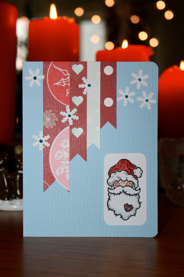 Julkort 2013 - ljusblått kort med pappersremsor och snöflingor och tomte