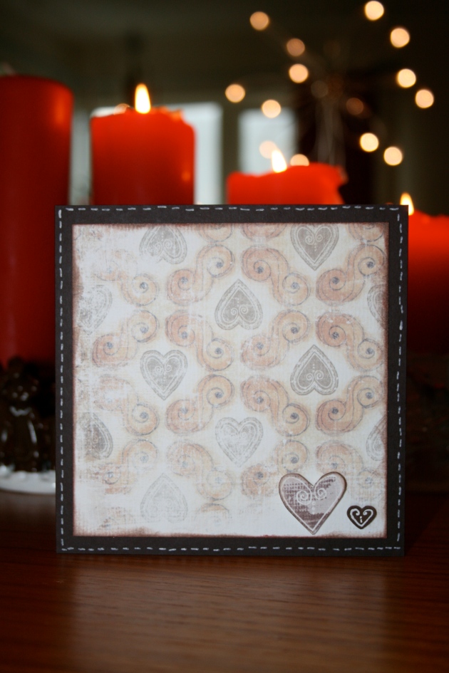 Julkort 2013 - Brunt kort med lussekatt o pepparkakspapper och två olika hjärtan
